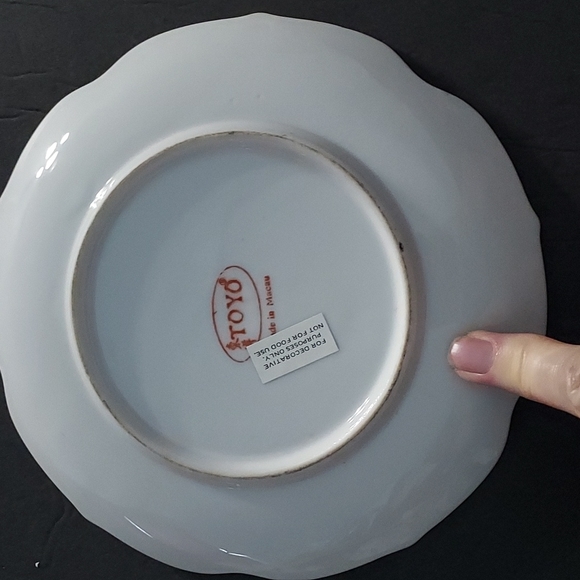 Macau Bird and Flowers by Toyo,Multicolors,7in.Diameter Gold Trim,Scalloped Edge - Picture 2 of 4